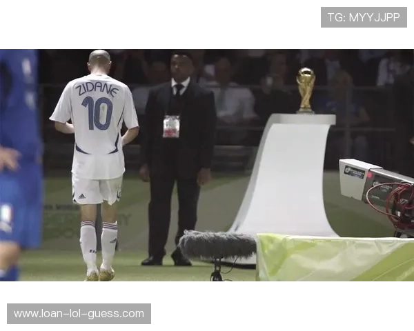 足球传奇谢幕之战回顾：球迷泪目致敬的最后一场比赛