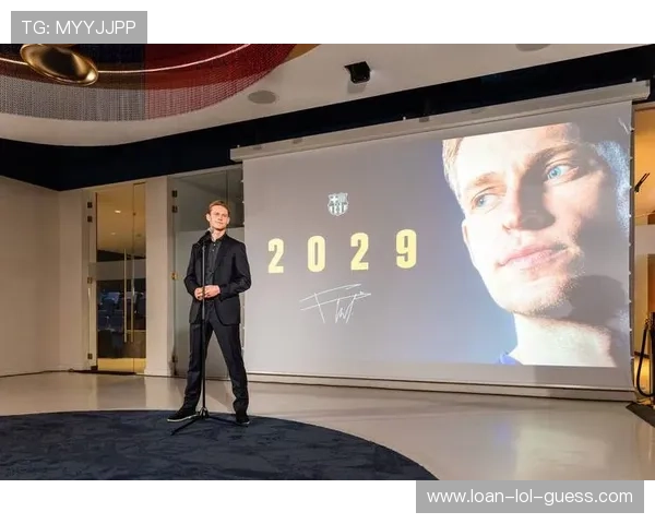 足球球星魅力十足的帅气头像，展现运动员英俊风采与自信气质